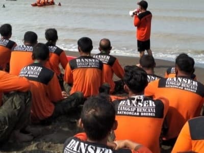 Jelang Musim Hujan, Bagana Brebes Latihan Teknik Pertolongan di Air