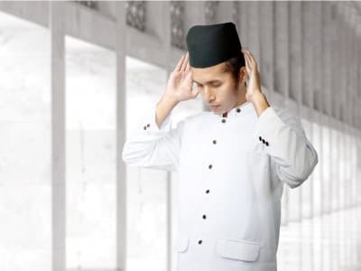 Kiat Shalat Khusyuk sejak Berdiri Tegak ke Arah Kiblat