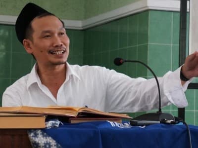 Alasan Gus Baha Selalu Bawa Kitab saat Ngaji
