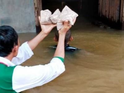 Banjir Parah, NU Melawi dan LAZISNU Antar Makanan dengan  Perahu Tambang
