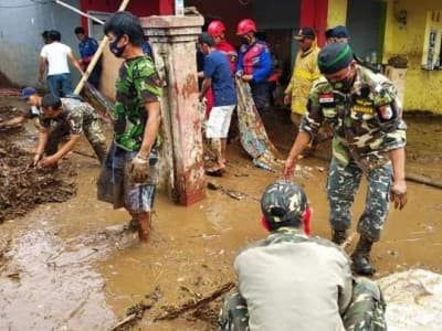 Banjir Bandang Terjang Sukabumi, Banser Bergerak Cepat Bantu Evakuasi Korban