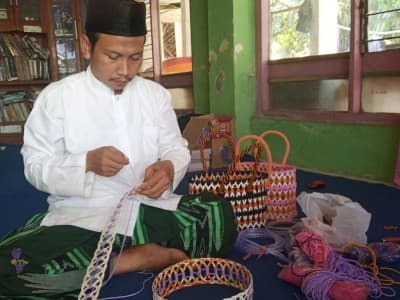 Kreativitas Kader NU Kencong Jember, Daur Ulang Sampah Plastik Jadi Tas