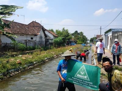 Peringati Hari Tani, Ansor Jombang Bersih-bersih Sungai