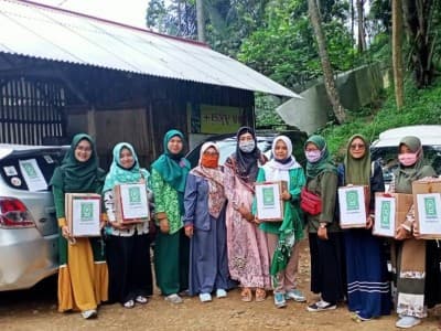 Fatayat NU Pamijahan Bogor Bantu Warga Terdampak Banjir Bandang 