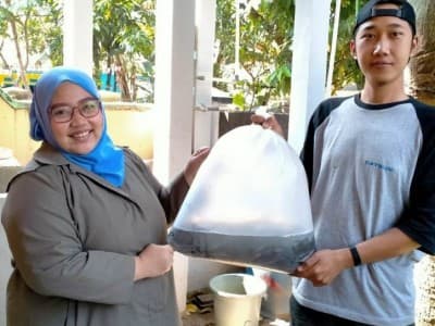 Dorong Usaha Pemuda, LAZISNU Kota Bandung Bagikan Benih Lele 