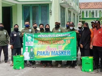 PCNU Kota Kraksaan Giat Semprotkan Disinfektan dan Bagikan Masker ke Warga