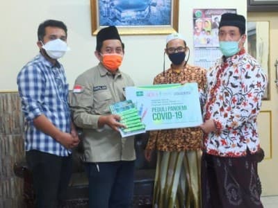 Majalah 'Aula' dan Enesis Salurkan Bantuan Plossa ke Roudlatul Nasyi’in
