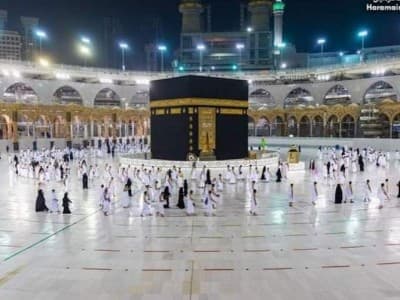 Jamaah Umrah Pertama di Masa Pandemi Masuk Masjidil Haram