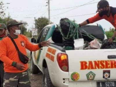 Banser Brebes Bersihkan Sampah setelah Aksi Demonstrasi Tolak UU Cipta Kerja