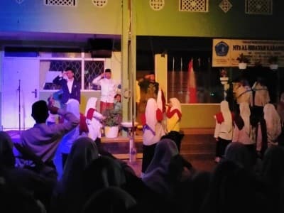 Unik, Santri Al-Hidayah Malang Padukan Upacara Hari Santri dengan Teater