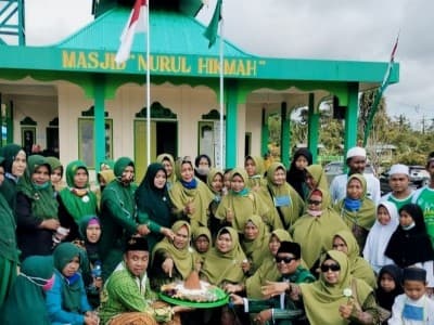 Tumpeng Polo Pendem Meriahkan Tradisi Hari Santri di Mimika