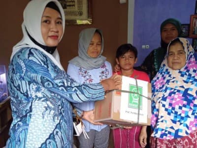 Fatayat NU Pamijahan Bogor Bantu Janda dan Yatim yang Rumahnya Terbakar