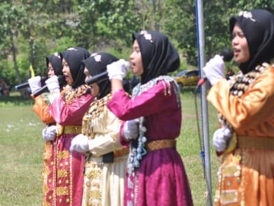 Aksi Teatrikal Santriwati Kenakan Baju Adat Meriahkan Hari Santri di Pahuwato