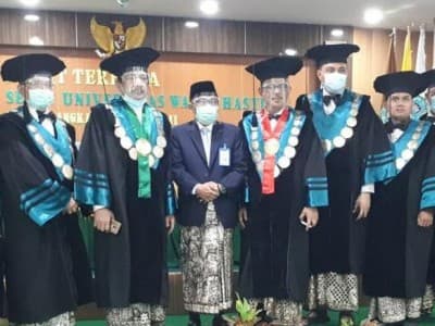 Wisuda di Hari Santri, Wisudawan Unwahas Pakai Sarung