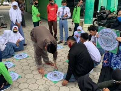 Siswa SMKNU Tulungagung Belajar Ukur Arah Kiblat