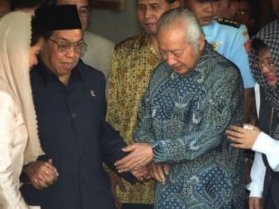 Soeharto Naik Haji, Harmoko Lempar Jumrah, dan Kritik Gus Dur
