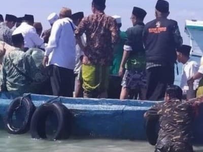 Aksi Banser Terjun ke Laut Selamatkan Perahu yang Membawa Kiai