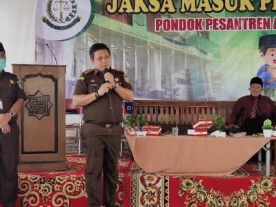 Santri Pesantren Al-Rosyid Bojonegoro Ngaji Hukum Bersama Kejari