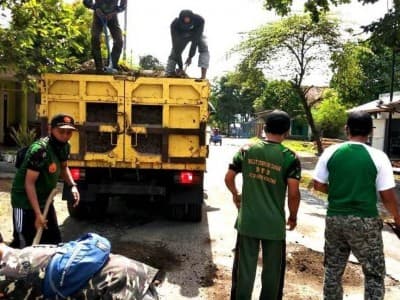 Cegah Kecelakaan, GP Ansor Kencong Uruk Lubang Jalan