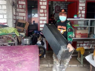 Ansor-Banser Evakuasi Korban Banjir di Rembang