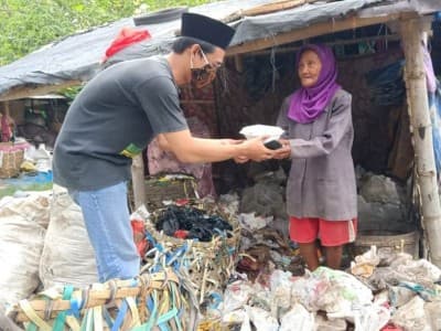Jumat Berbagi di Rembang Datangi Pencari Limbah Pembuangan Akhir