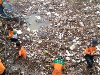LPBINU Gerak Cepat Bersihkan Sampah Penyumbat Sungai Kesambi Kudus