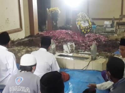 Hujan Deras Iringi Jenazah KH Hanif Muslih ke Peristirahatan Terakhir