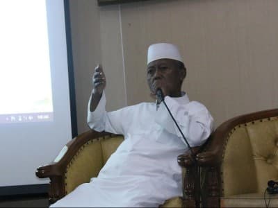 KH Noer Iskandar SQ Singa Podium Pembela Aswaja yang penuh Humor