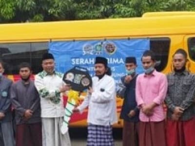 FPKB Serahkan Bantuan Bus Sekolah untuk Pesantren Nurul Cholil