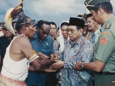 Saat Sejumlah Warga Papua Mengadu kepada Gus Dur di Kantor PBNU