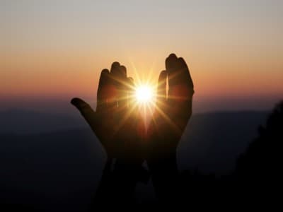 Hukum Bertawasul dengan Menyeru Nama Wali Allah