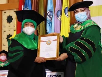 Ketua Muslimat NU Dikukuhkan sebagai Guru Besar Tasawuf