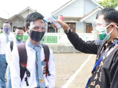 SMK IBU Jember Usir Corona dengan Doa dan Prokes Ketat