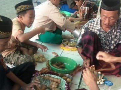 Nilai Keagamaan dalam Tradisi Nebus Weteng di Cirebon Girang