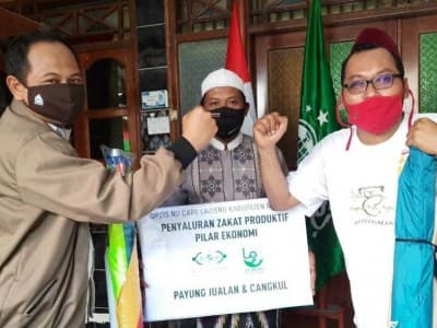 UPZIS Care–LAZISNU Rembang Bagikan Payung dan Cangkul untuk Masyarakat