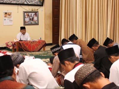 Belajar Memuliakan Ilmu dari para Ulama