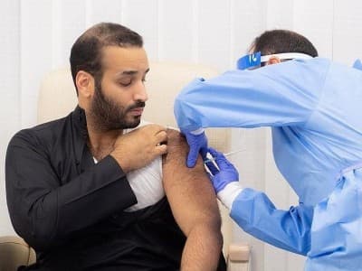 Ketika Putra Mahkota Arab Saudi Disuntik Vaksin Covid-19