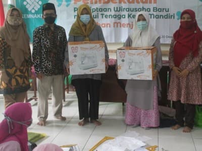 ISNU Sidoarjo Salurkan Puluhan Mesin Jahit untuk Calon Wirausaha Baru