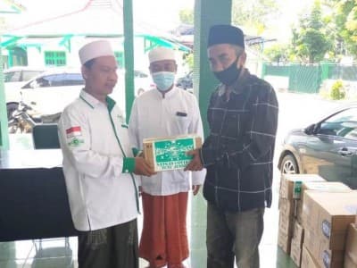 PCNU Jember Bagikan Ribuan Paket Anti Corona