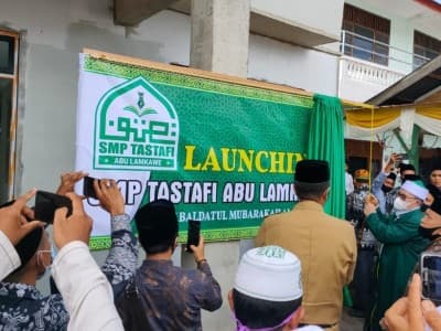 Pemimpin Dayah MUDI Mesra Luncurkan SMP Tastafi Abu Lamkawe