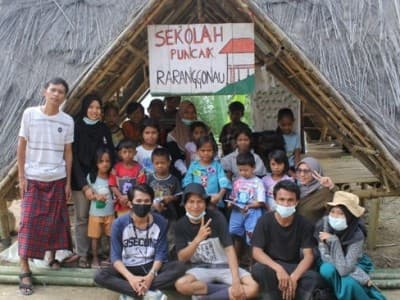 Sekolah Pucak Raranggonau, Wadah Literasi untuk Anak-anak Pedalaman