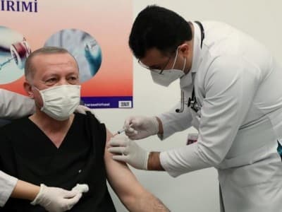 Televisi Siarkan Detik-detik Erdogan Disuntik Vaksin Sinovac
