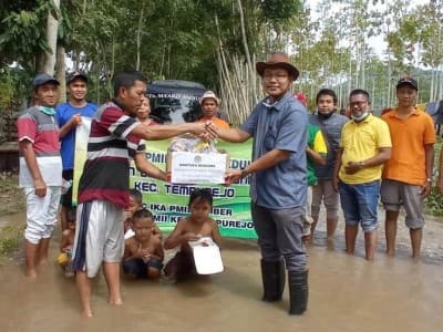 IKA PMII Jember Salurkan Paket Bantuan untuk Korban Banjir Tempurejo