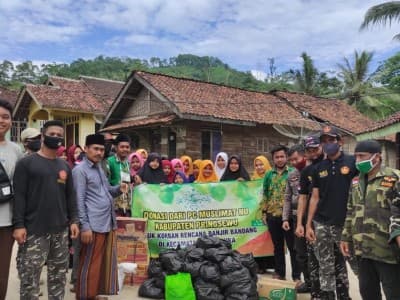 Terdampak Banjir, Pesantren ini Terima Bantuan Sembako dari Muslimat NU Pringsewu