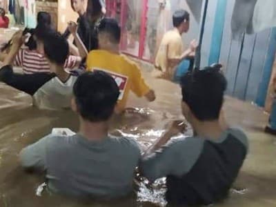 Dilanda Banjir Akibat Hujan Sehari, LPBINU Pekalongan Terjunkan Tim Evakuasi