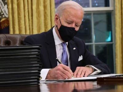 Usai Dilantik, Joe Biden Cabut ‘Larangan Negara Muslim Masuk AS’