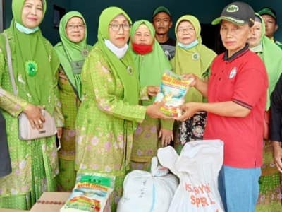 Muslimat NU Jenggawah Jember Bantu Korban Banjir di Wonoasri