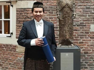 Sidang Doktor di Leiden, Ketua NU Belanda 2015-2017 Kenakan Sarung dan Peci