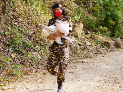 Relawan NU Jalan Kaki Pikul Bantuan Logistik ke Desa Terisolasi di Mamuju