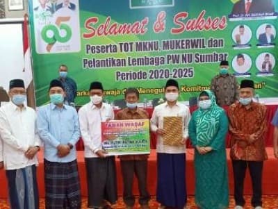 Di Muskerwil PWNU Sumbar, PCNU Lima Puluh Kota Terima Wakaf Tanah